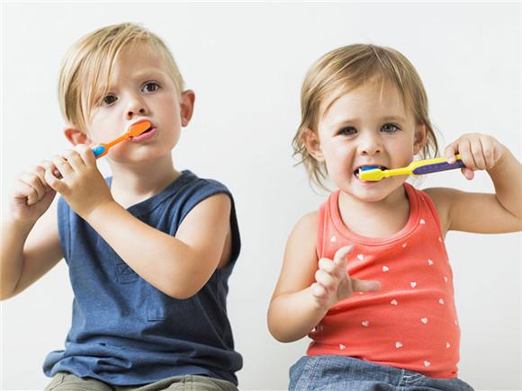 一周宝宝牙齿有黑渍能刷牙吗,宝宝牙齿发黑怎么办用什么牙膏