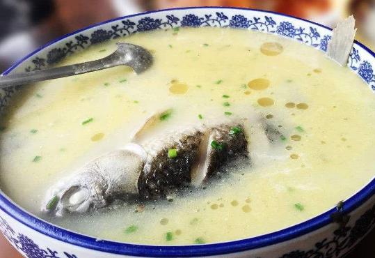 炖鱼加这1步鱼鲜汤白美味至极,如何炖鱼能炖出白汤教你两招