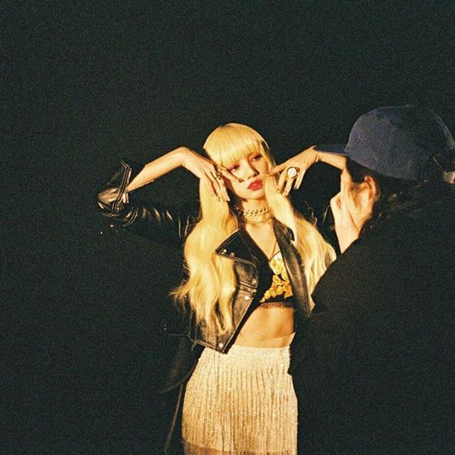 lisa的造型太可爱了,lisa新造型自拍照