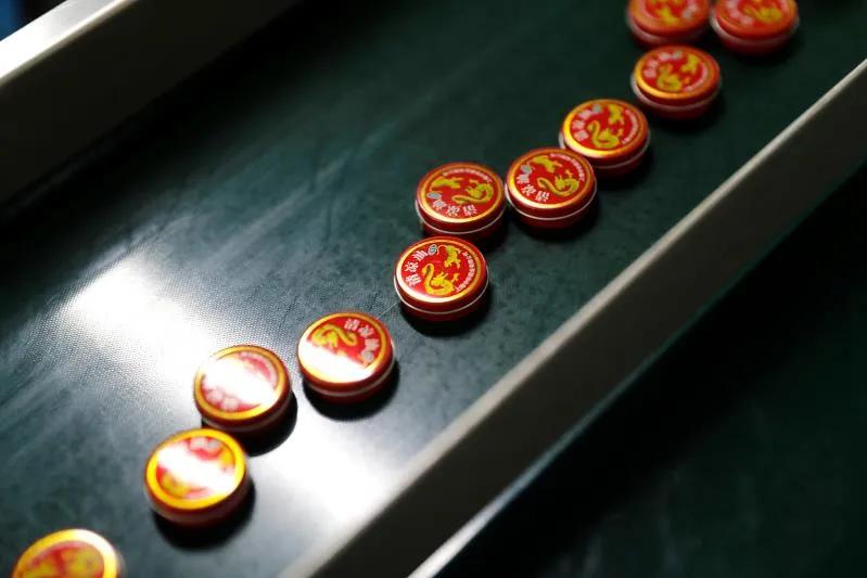 上海王牌产品“龙虎清凉油”原材料断供了，困意来袭的时候还有清凉油抹吗？|申晨间