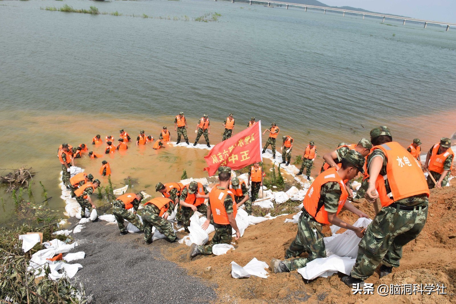 用卡车堵河堤缺口,用卡车堵洪水卡车找到了吗