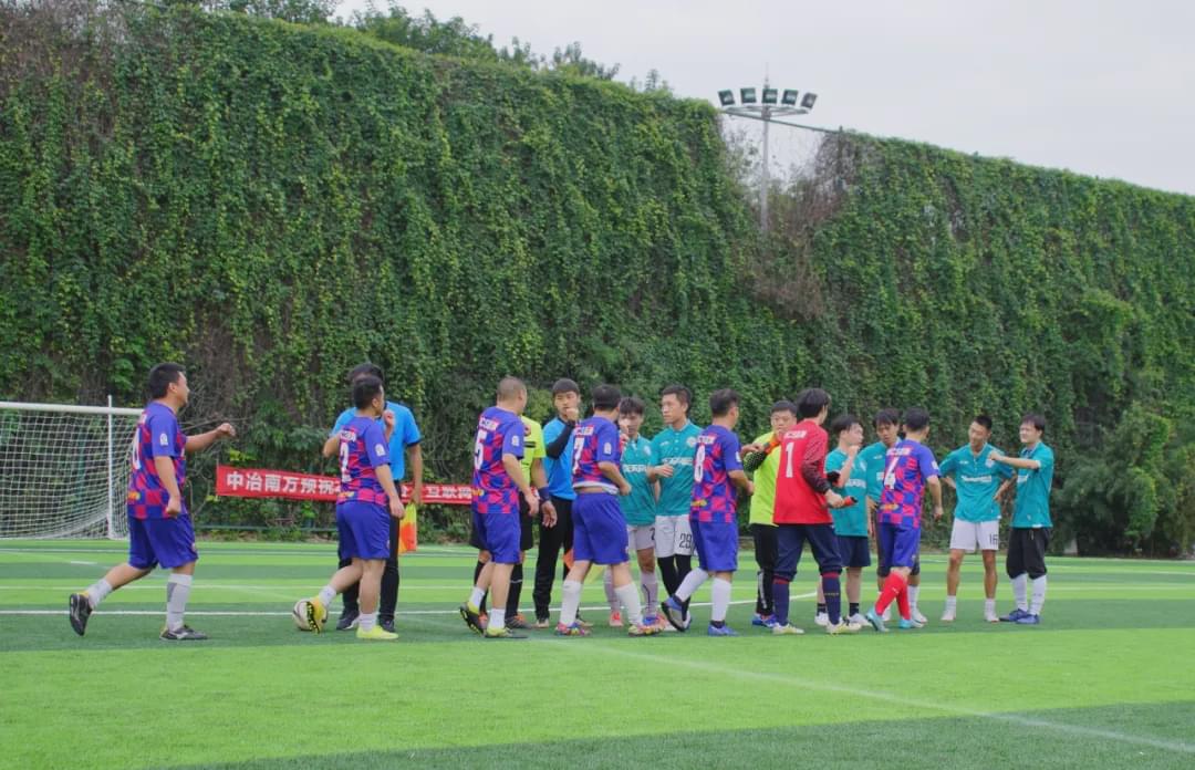 2020光谷“互联网杯”足球赛落幕,王开安会长为冠军颁奖