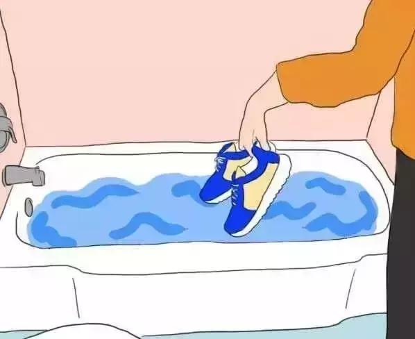 莫名想笑！白色雪地靴洗成黑鞋，店家：改色的钱我就不收了