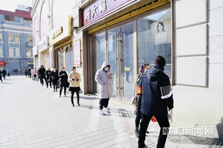 哈尔滨市大型商场复工+防疫“标配”外还做了不少“加分项”丨消杀再、“测温神器”减少顾客等待……
