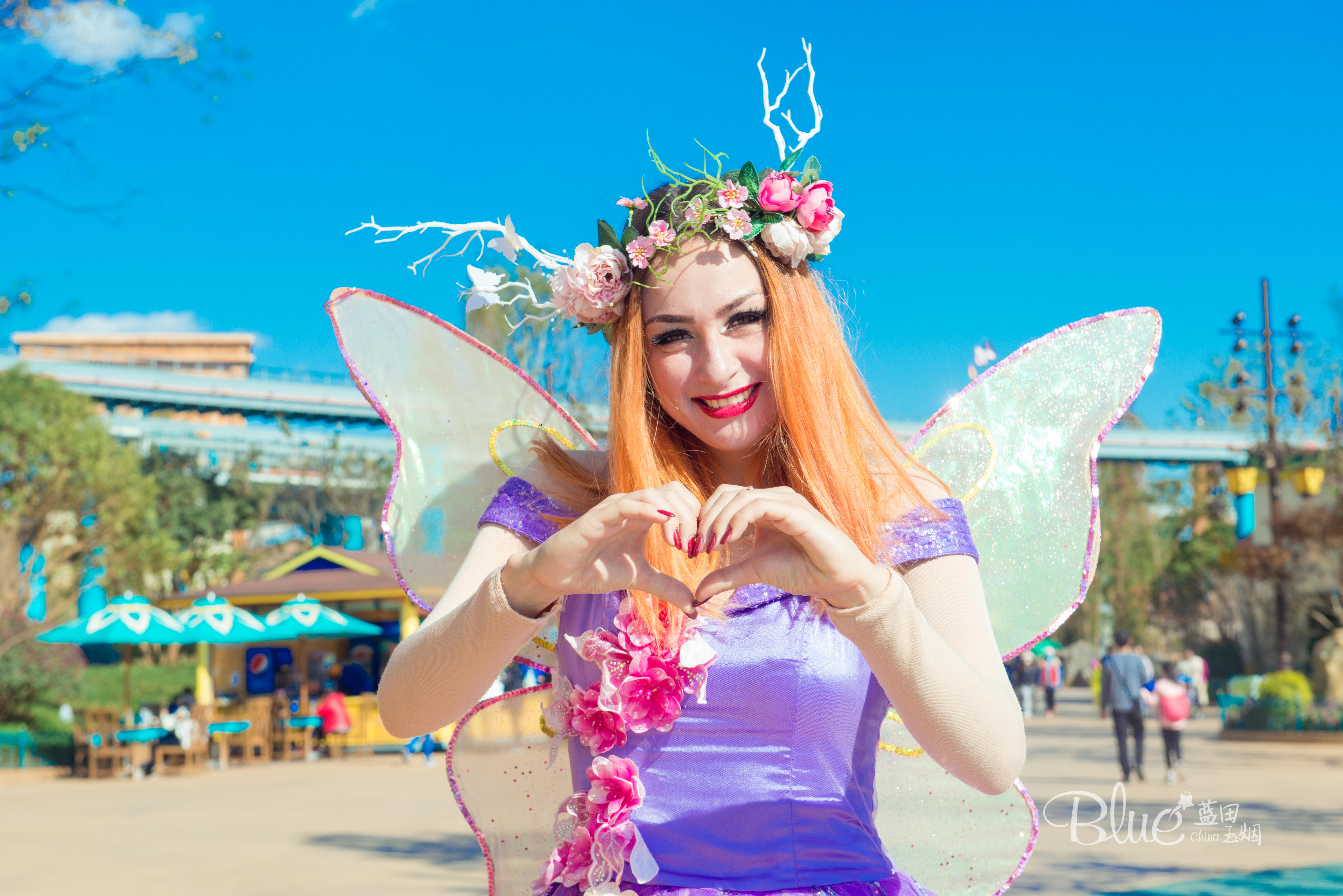 这个游乐园完全是男士们天堂，俄罗斯妹子的香吻和比心会收到手软