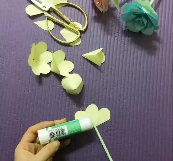 有颜色的玫瑰是怎么做出来的,白玫瑰怎么做七彩玫瑰