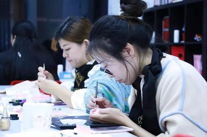 美甲师学一个月能赚多少钱,美甲师能怎么多赚一点钱