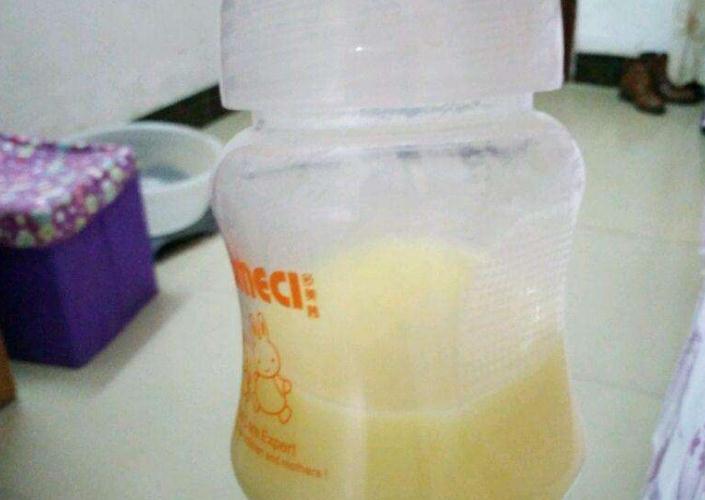 母乳变绿色,母乳变红色还能喂孩子吗