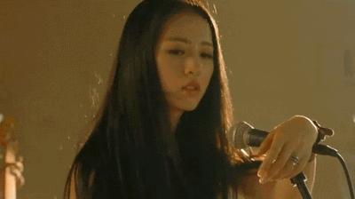 周雨彤最新穿衣搭配,周雨彤减龄穿衣搭配