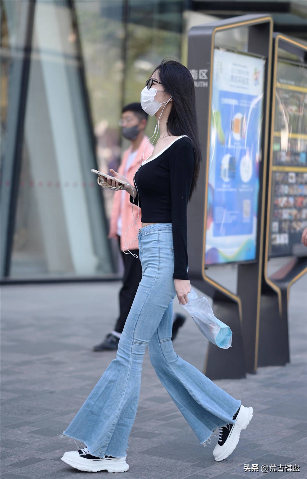 喇叭牛仔裤时尚又减龄,喇叭牛仔裤在冬季如何穿出时尚感