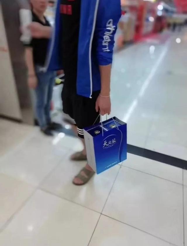 别人都在发“中秋快乐”，我不一样，我告诉大家“酒到货了”