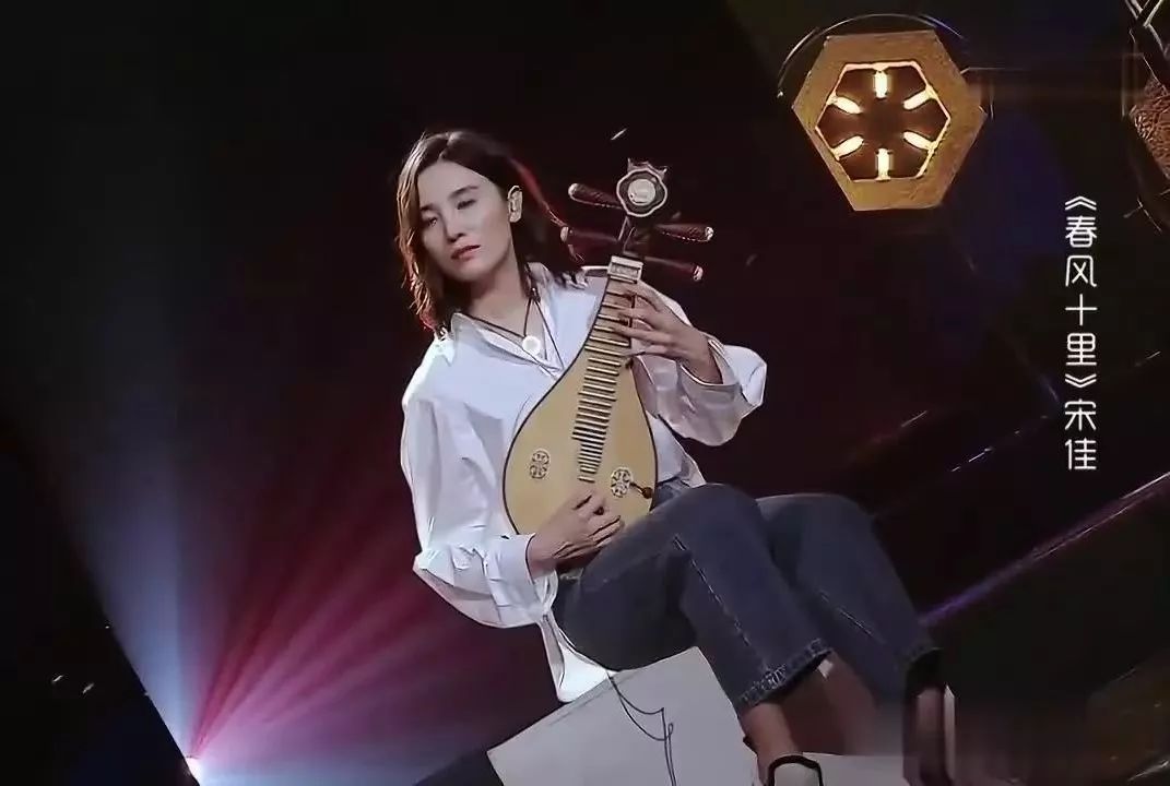 王源弹吉他的视频,王源空手弹吉他的视频