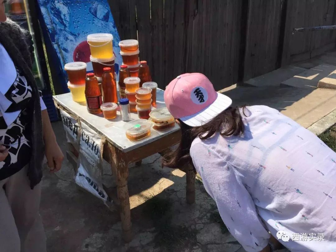 这女孩看到俄罗斯帅哥搭车，逼我停车，否则跳车