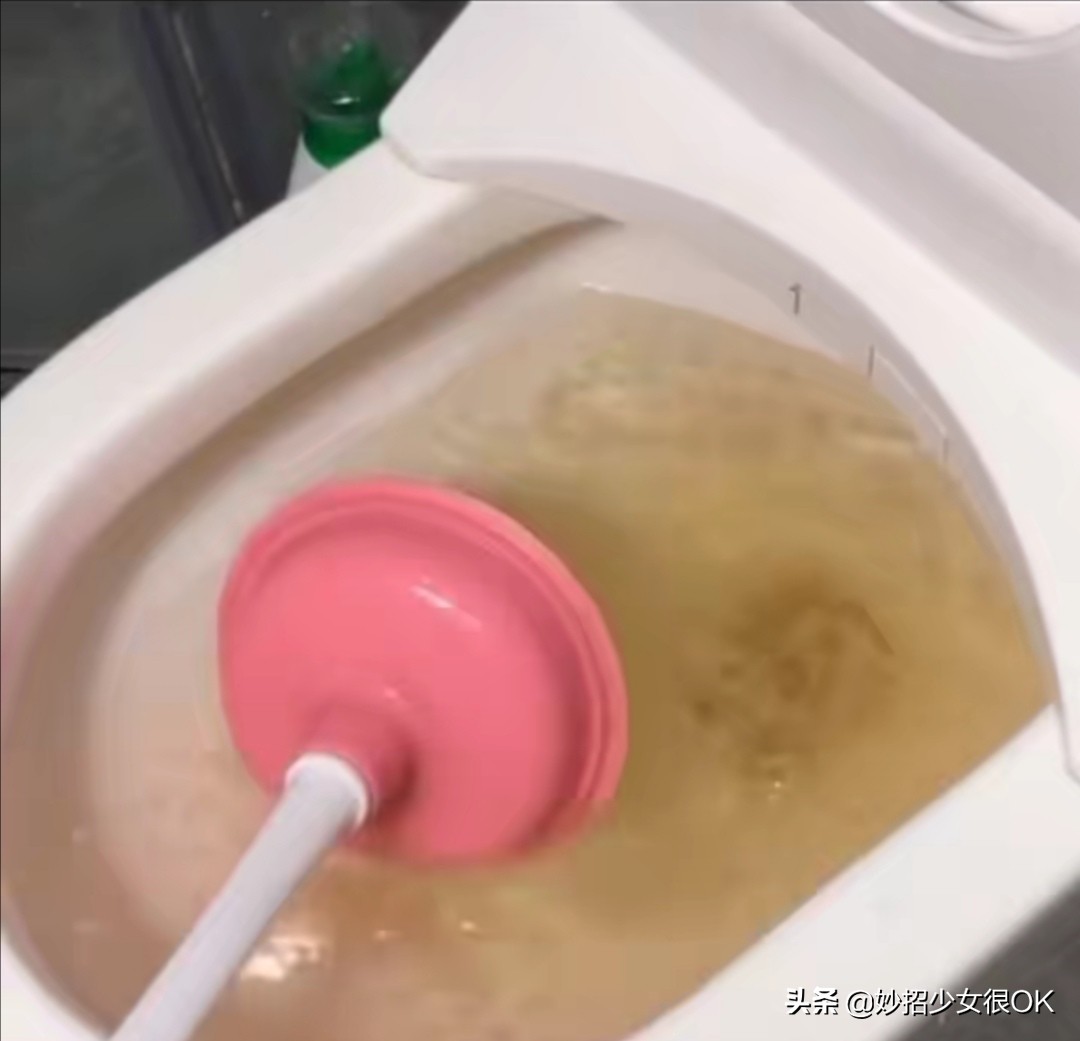 马桶堵了用塑料怎么做就通了,马桶掉进一个塑料瓶盖堵了怎么办