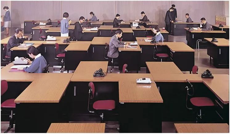 现在,全靠霓虹文具给我带来工作的归属感