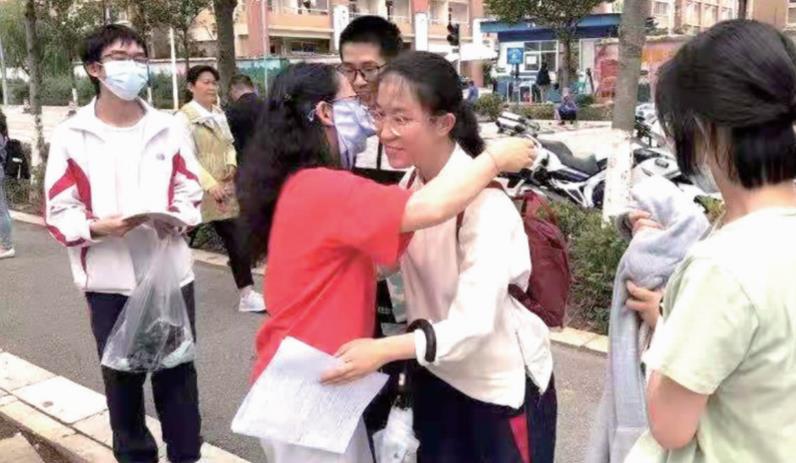 最强助考：老师扮“门神”向学生传输能量