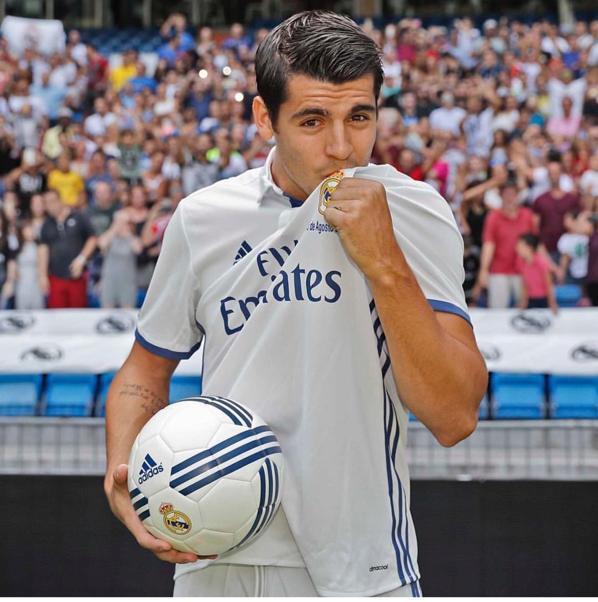 莫拉塔痛失单刀进球,莫拉塔接过西班牙10号战袍