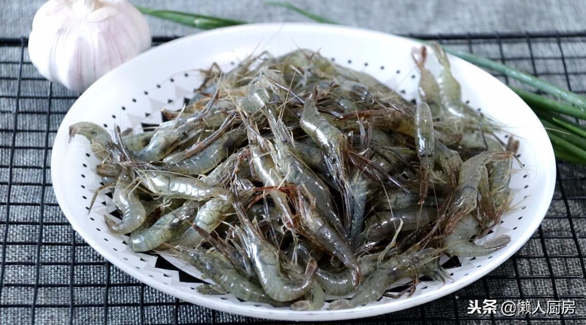 大白虾的虾尾怎么做,吃小河虾时如何留下完整的虾壳