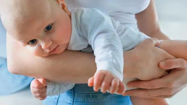 妈妈上班宝宝不认奶瓶怎么办,产假结束宝宝认人不吃奶瓶