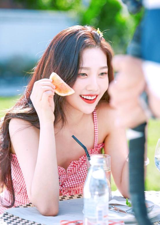 穿上球鞋比泫雅还顶?韩国又一女鞋头崛起,网友称她“性感*弹炸**”