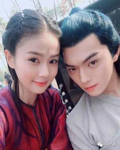 他俩到底分没分？甜蜜恋爱时怎么也没想到现在会撕成这样吧