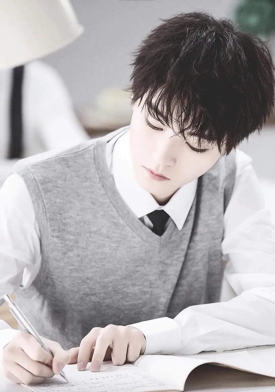 一张渣男锡纸烫的发型,类似渣男锡纸烫的发型