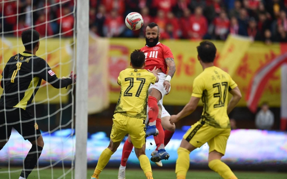 一记回旋踢,一记贴地斩将球踢进韩国球门