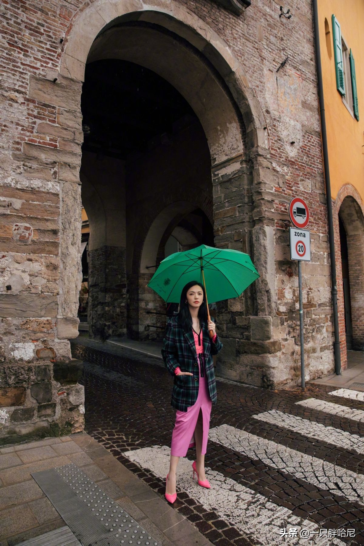 夏天穿鞋不要选这3个“颜色”，容易显脚黑，还不洋气