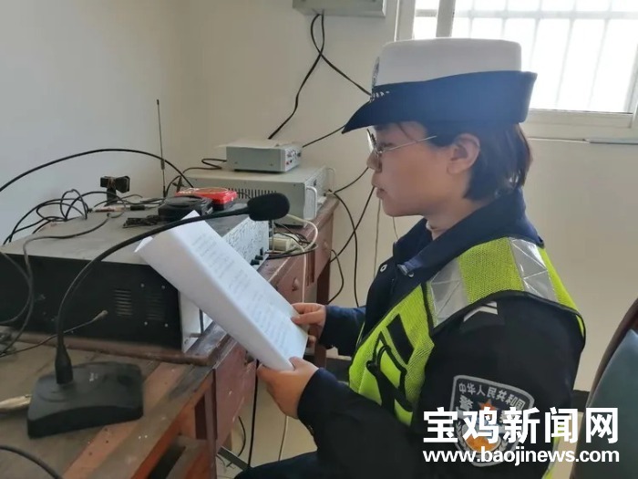 交警交通安全宣传提示,交巡警大队开展交通安全知识宣传