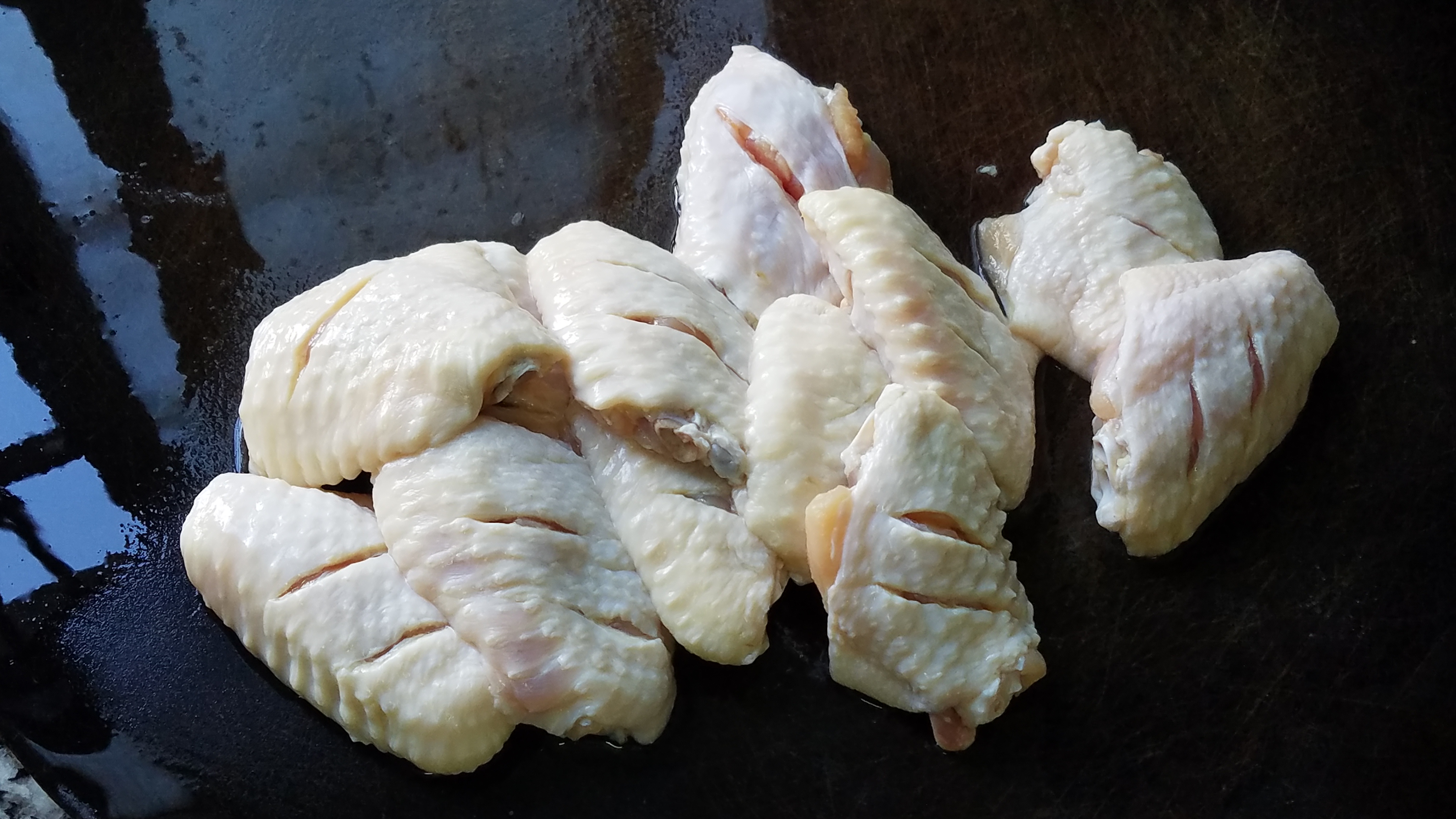 香喷喷的烤鸡奥尔良鸡翅,在家也能做香喷喷的鸡翅包饭