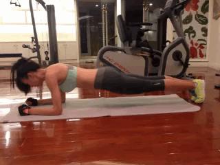 女生负重练腹肌马甲线教程,一对小哑铃负重马甲线训练