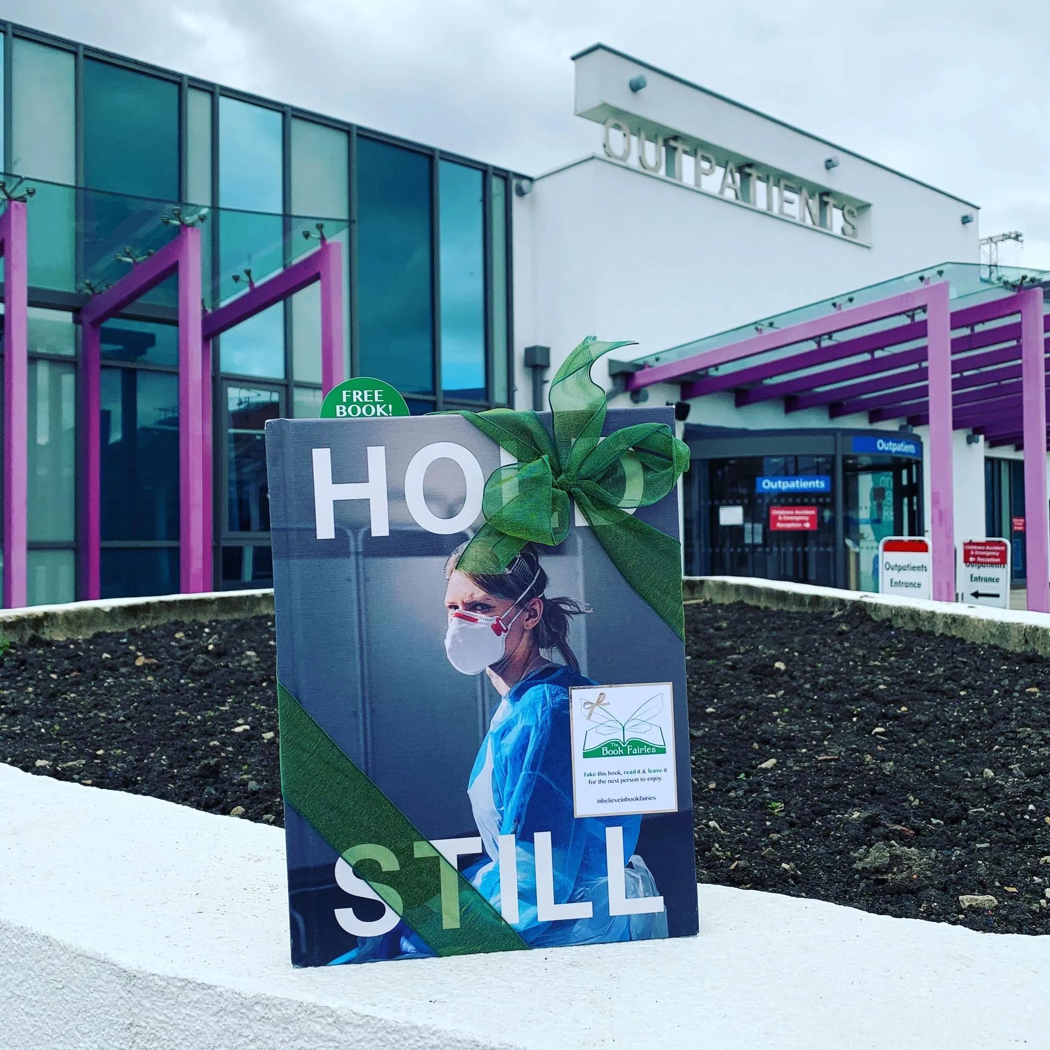 凯特用行动播撒爱，穿粉裙会见白血病女孩，曾经的承诺不曾忘记