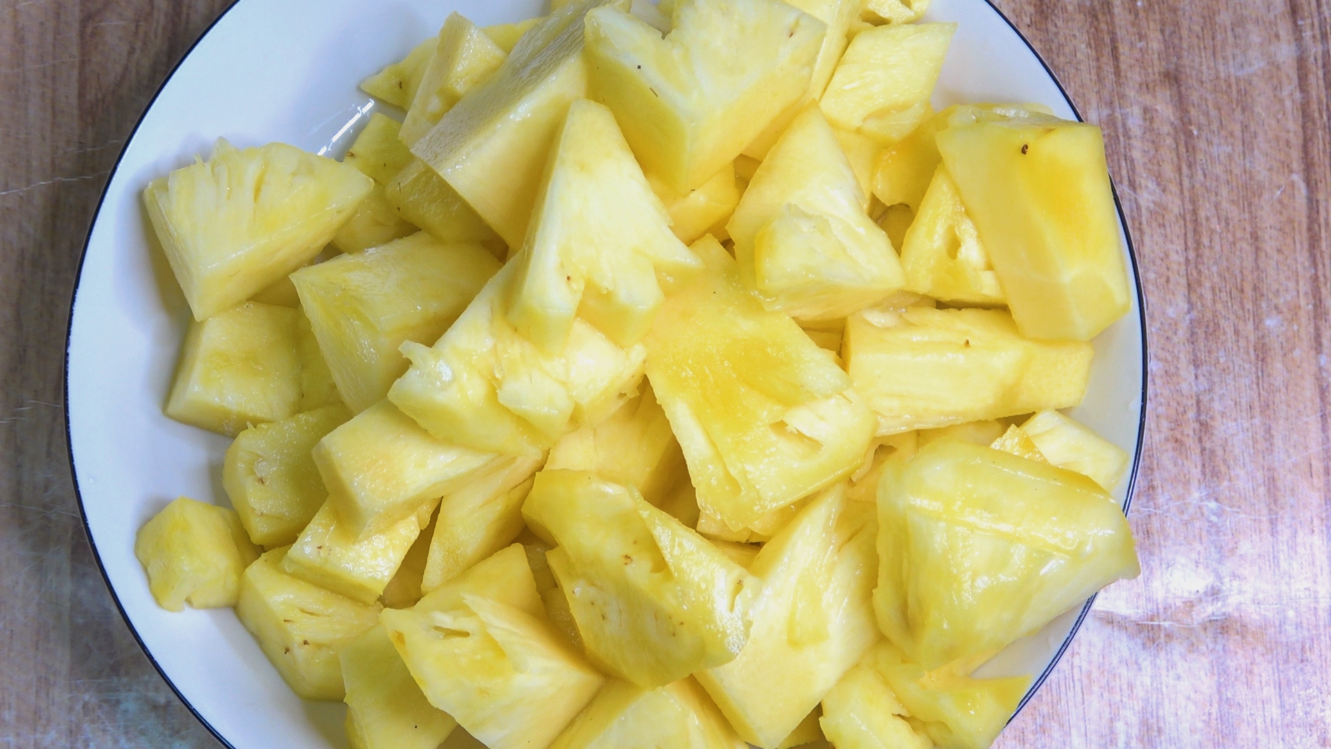 菠萝怎么用盐水泡几分钟才好吃,菠萝是不是用盐水泡一下比较好吃