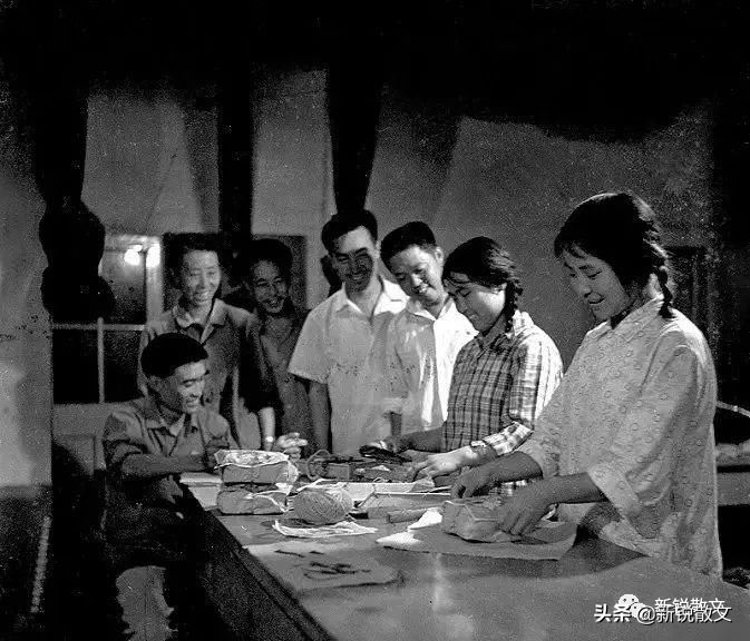 乡村学校，对男教师来说是爱情的荒漠，学生反倒相互倾情暗潮汹涌