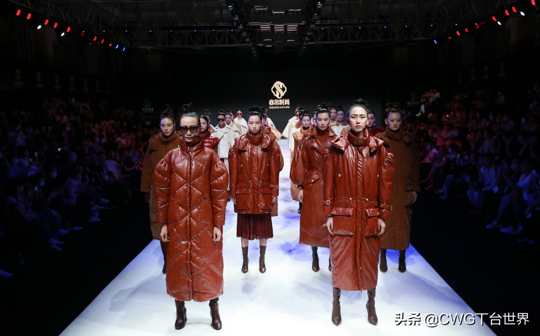 亦帛时尚羽绒服是品牌吗,亦帛时尚2021冬羽绒服发布会