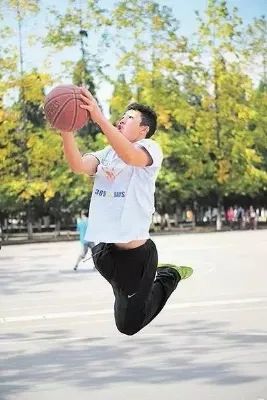 13岁独臂篮球少年网络爆红,广东独臂篮球少年成为运动员