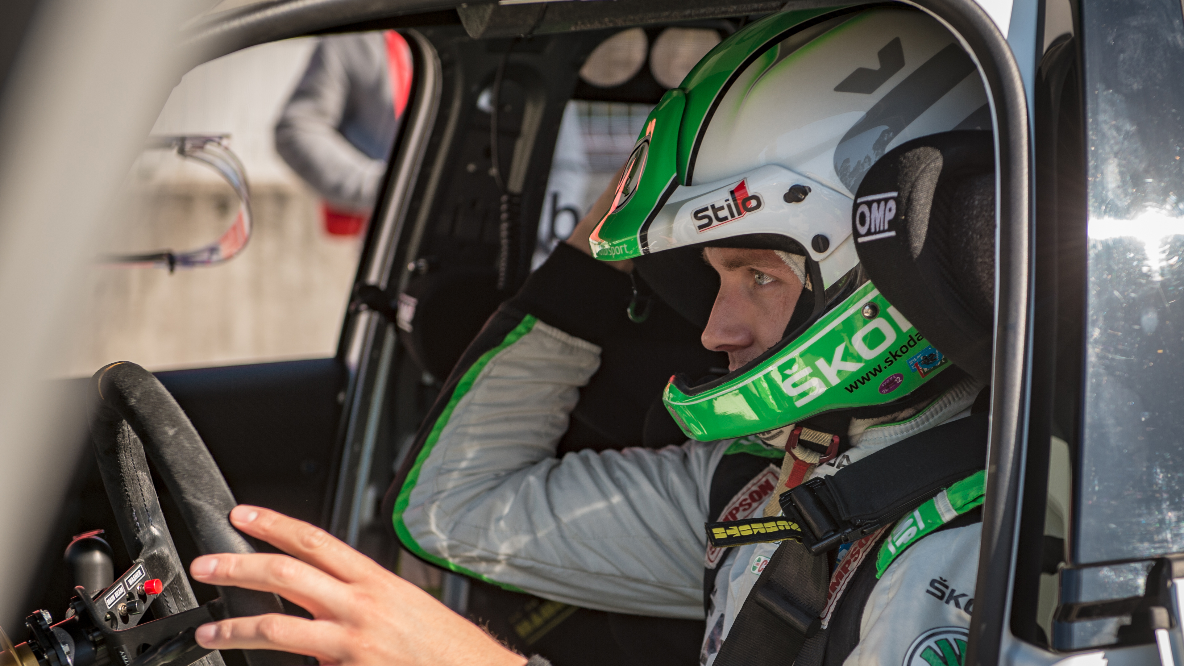 开车穿什么鞋子最好最舒服呢,开车穿哪一双鞋最舒服