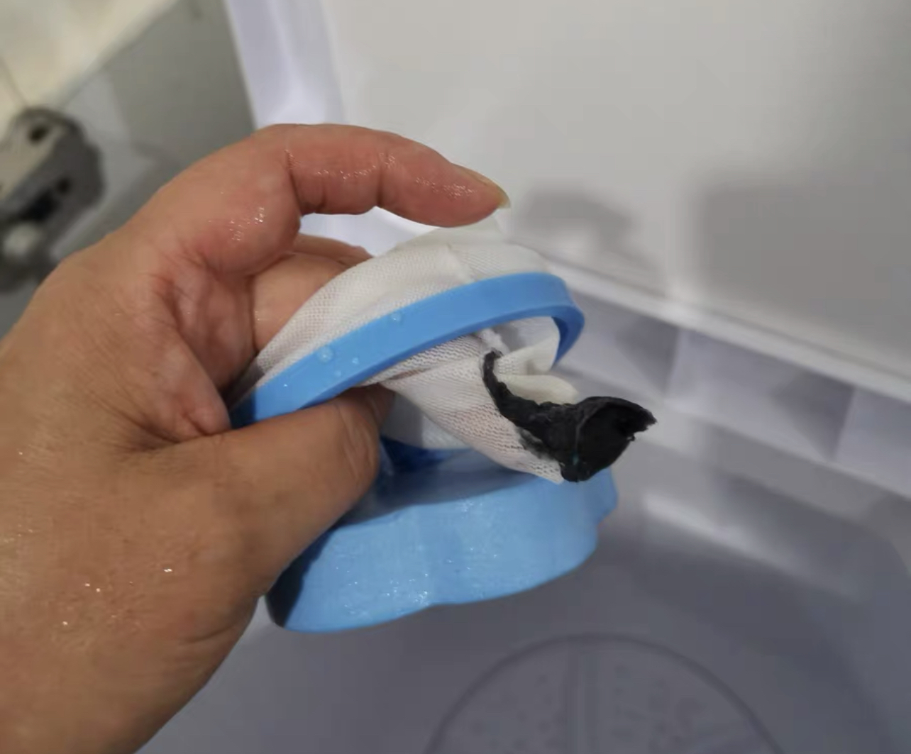 屋里毛毛灰尘很多怎么处理,为什么屋子里灰尘毛絮多