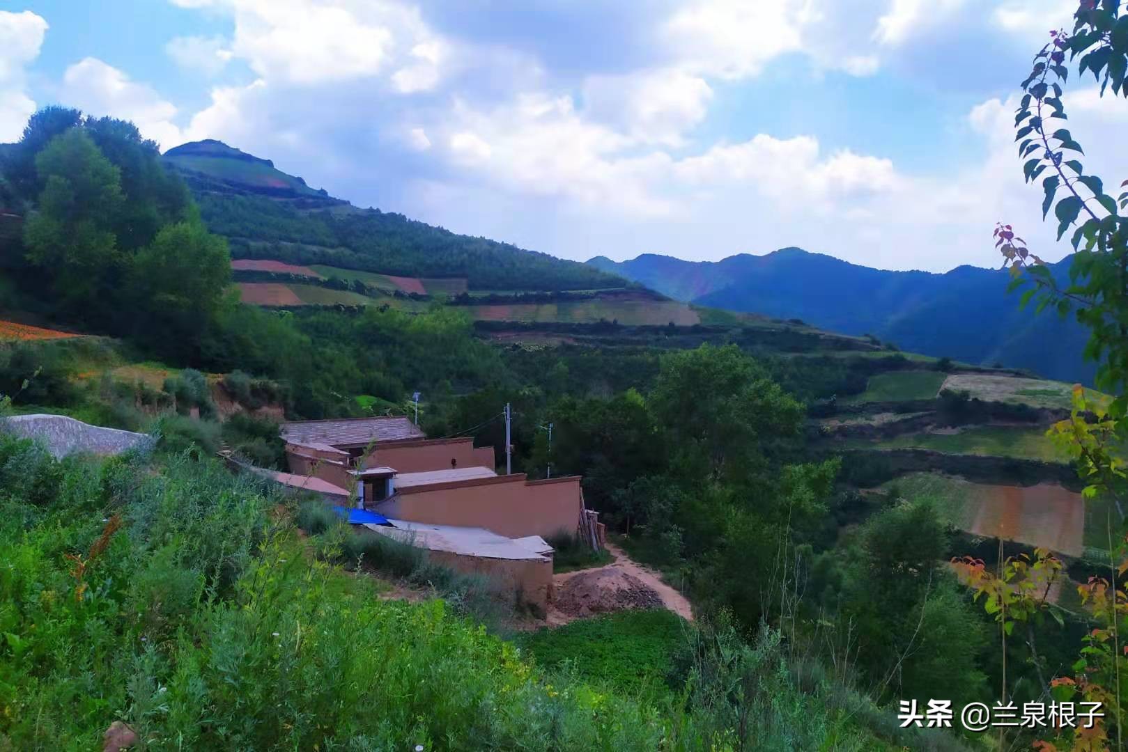 兰州南部大山深处山脊线上的美丽原野乡村沟对巴