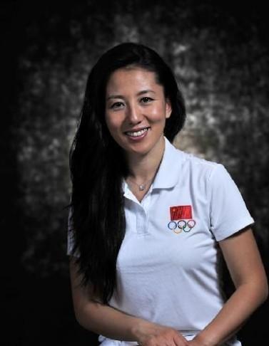 杨杨引争议！接受邓亚萍采访时跷二郎腿，还称国内开会时会睡着