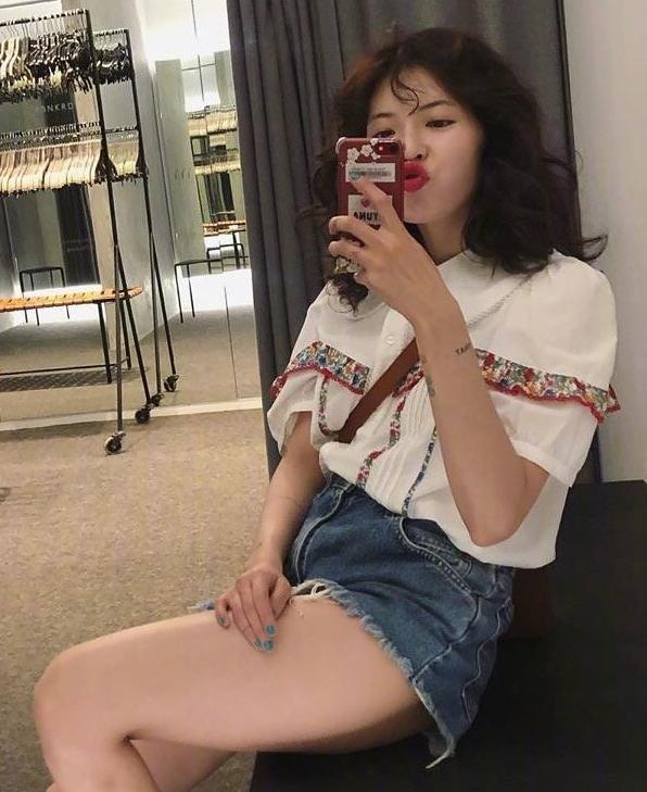 泫雅黑色衣服,泫雅穿红卫衣