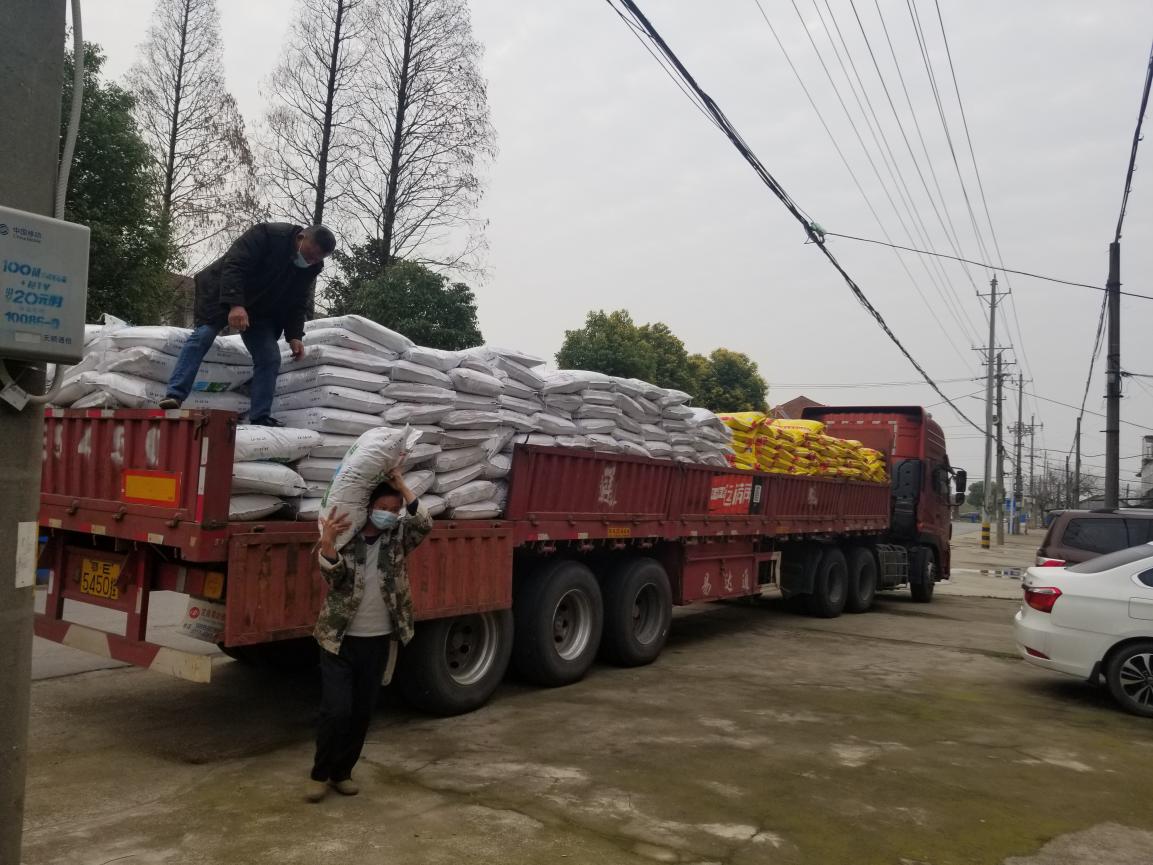 疫情防控不松懈春耕备耕不误时,抗击疫情春耕不耽误