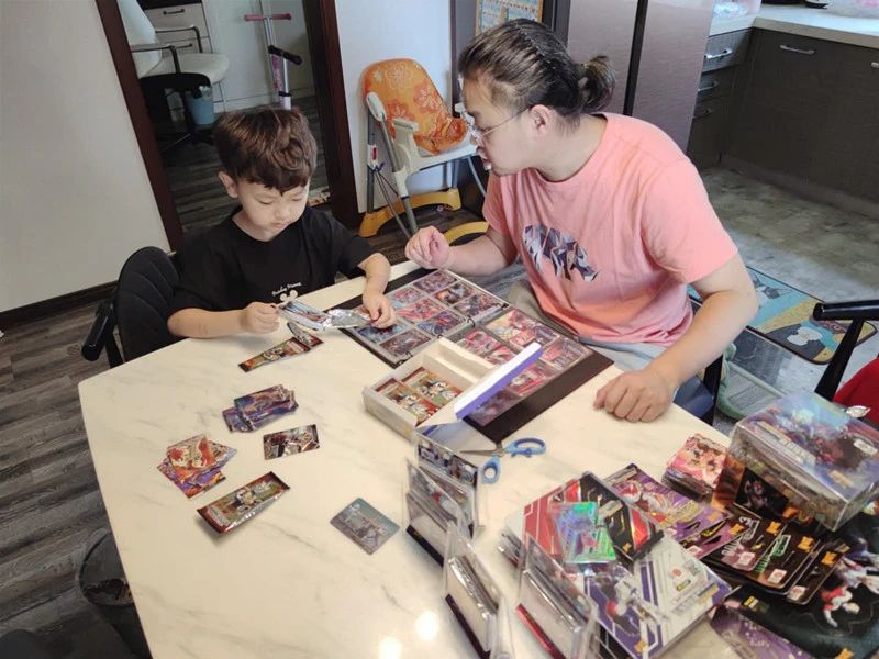 奥特曼卡片是买传奇好还是黑钻好,奥特曼卡片到底该不该给小孩买