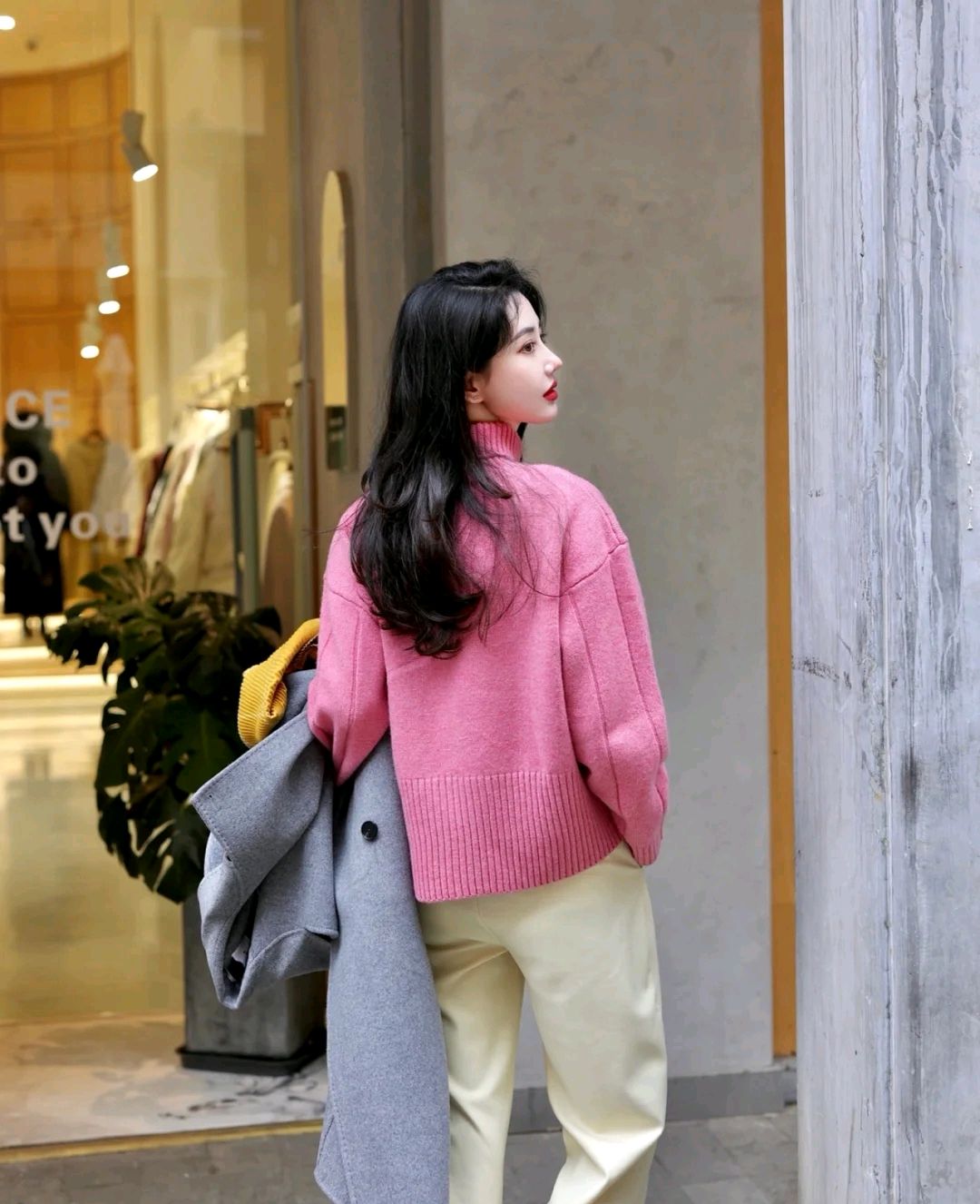 宽松毛衣叠穿搭配冬季,冬季黑色大衣和白色带帽毛衣穿搭