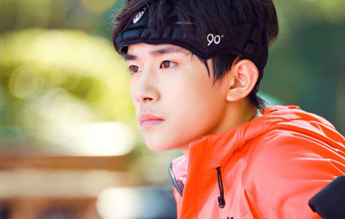 《庆余年》燕小乙是《全员加速中》的黑衣人,易烊千玺对他最熟