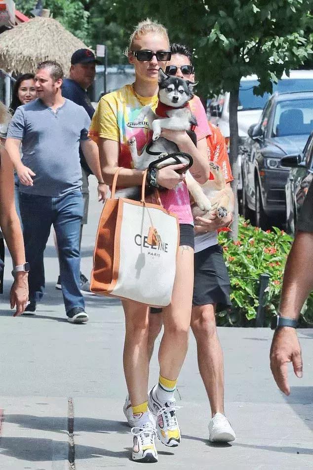 还在执迷于小包？王菲、杨幂早就背上了实用能装的...购物袋？