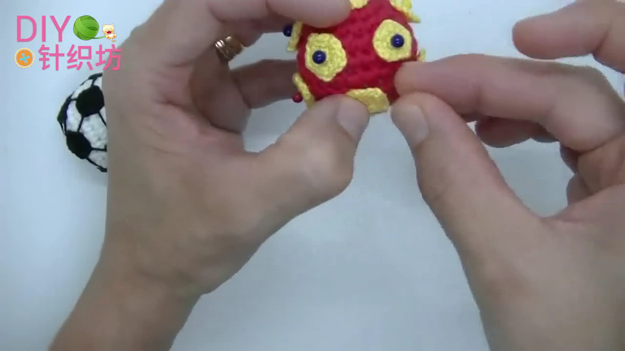 足球小玩偶挂件,足球钥匙扣编织