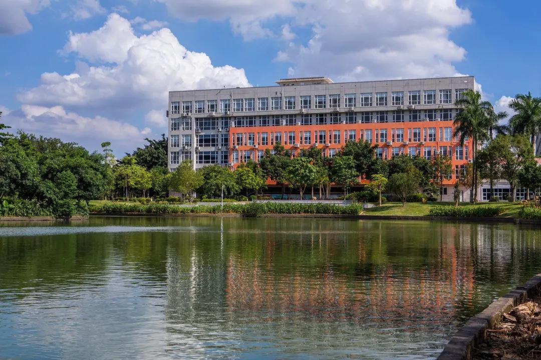 占地面积超过三千亩的大学校区,占地3000平方米学校