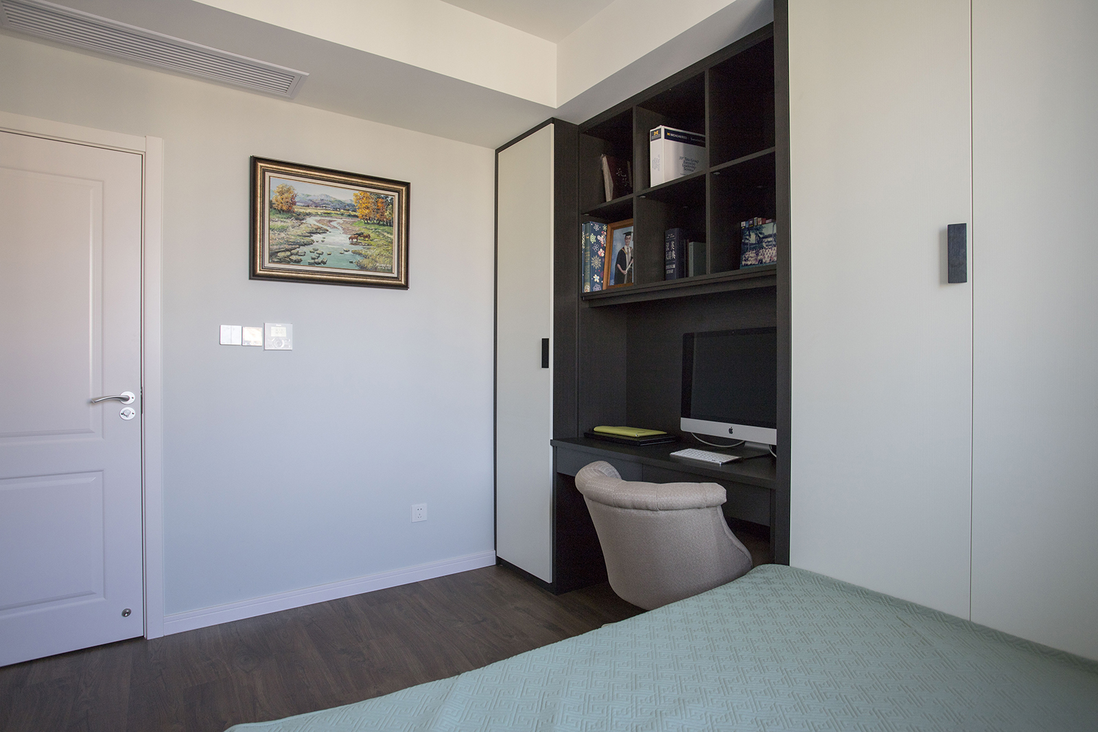 103㎡收纳满分，电动窗帘、上轨道移门和阳台吧台让家一键变高级