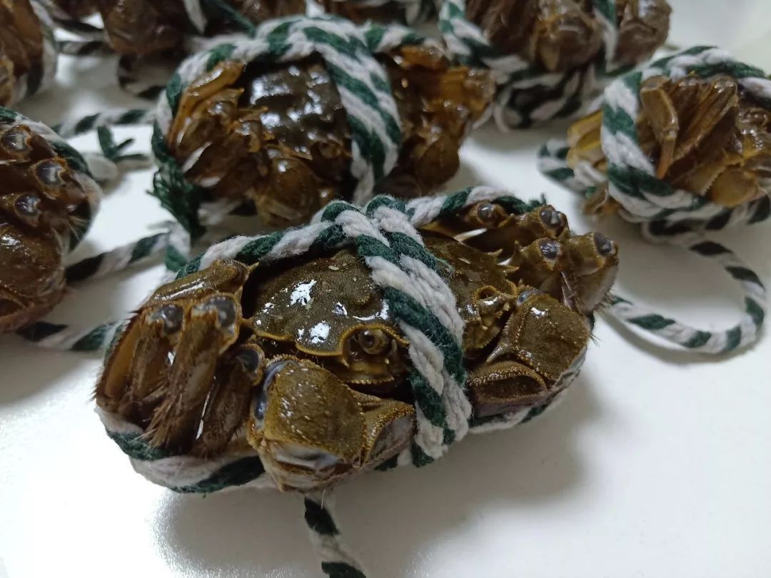 蒸大闸蟹漏黄是怎么回事,蒸大闸蟹不掉脚的方法